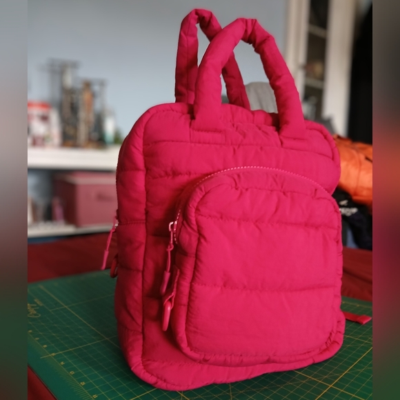 Neon pink puffer backpack - Picture 1 of 8